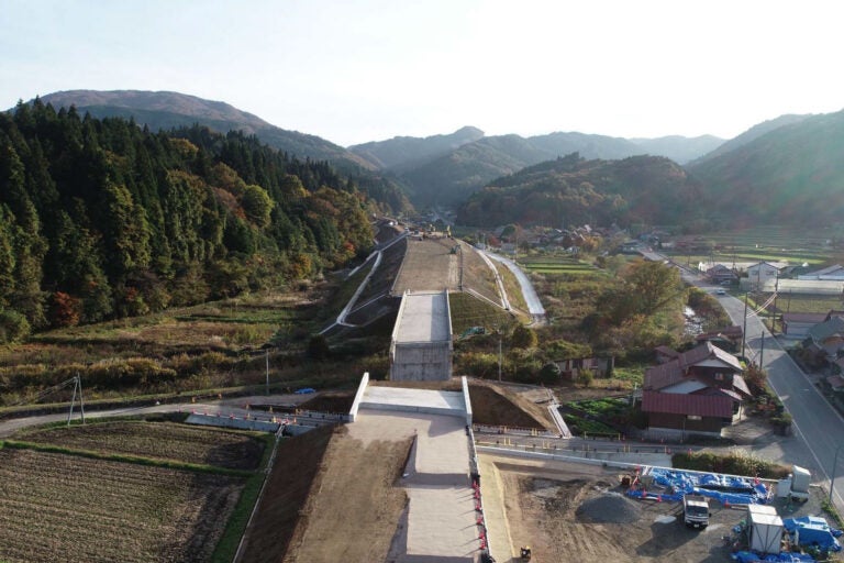 鍵掛峠道路の新屋地区改良工事の様子。