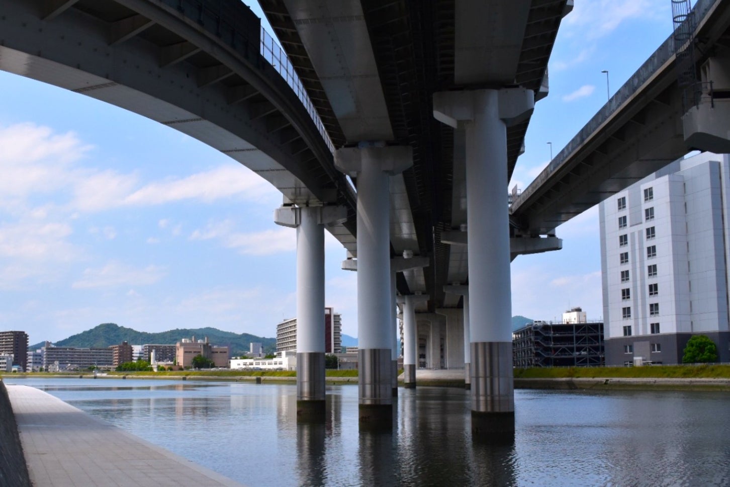 広島高速の海上高架区間。
