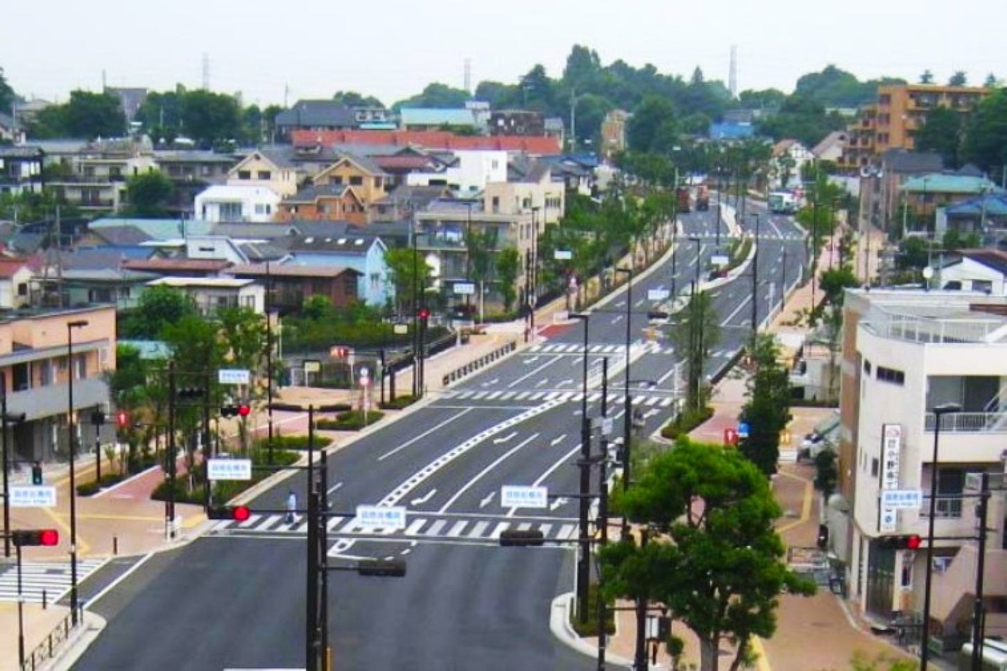 4車線で整備された武蔵境通りの様子。