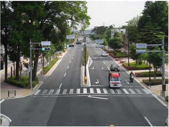 4車線で整備された武蔵境通りの様子。