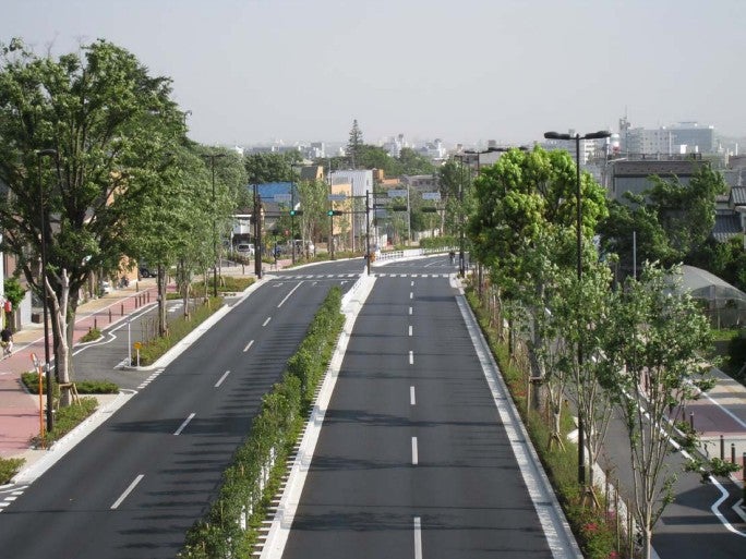 4車線で整備された武蔵境通りの様子。