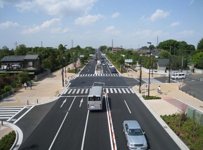 4車線で整備された武蔵境通りの様子。