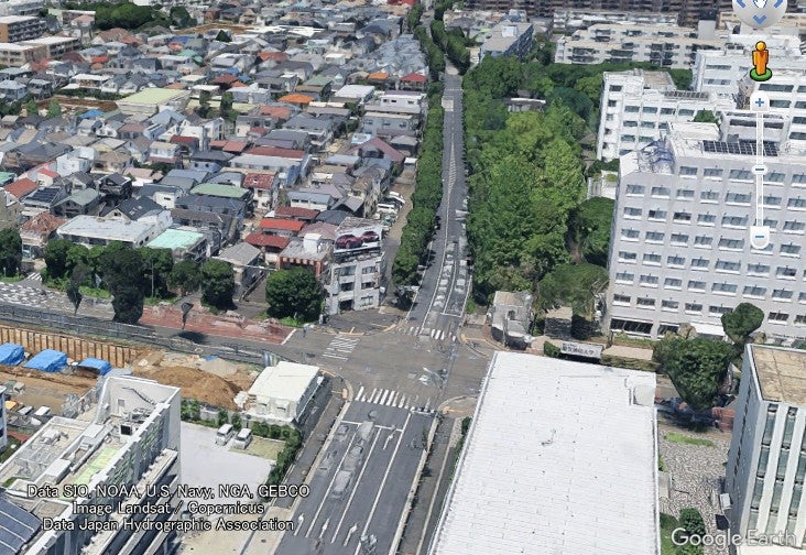 伏見通りの2車線区間の様子。(c)Google