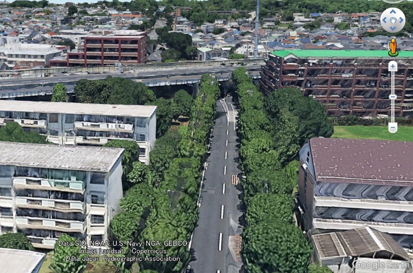 伏見通りの2車線区間の様子。(c)Google