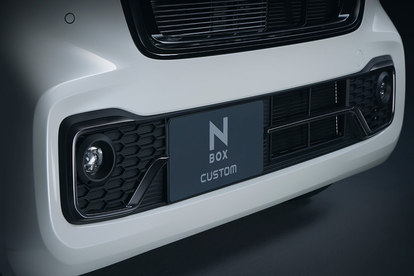 ホンダN-BOXカスタム ターボ ブラックスタイル｜ベルリナブラック塗装フォグライトガーニッシュ