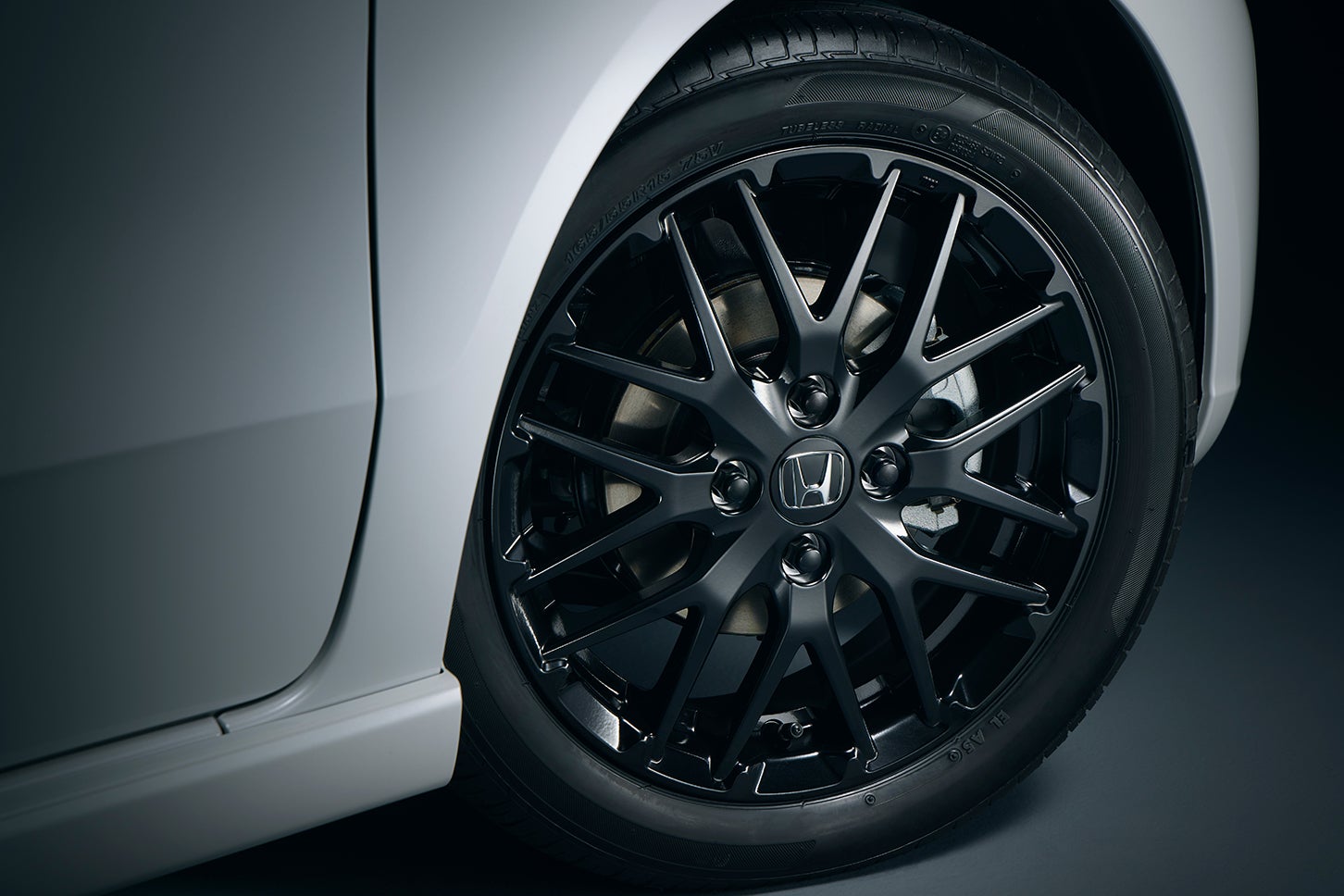 ホンダN-BOXカスタム ターボ ブラックスタイル｜専用15インチアルミホイール（ベルリナブラック塗装）+ブラックホイールナット