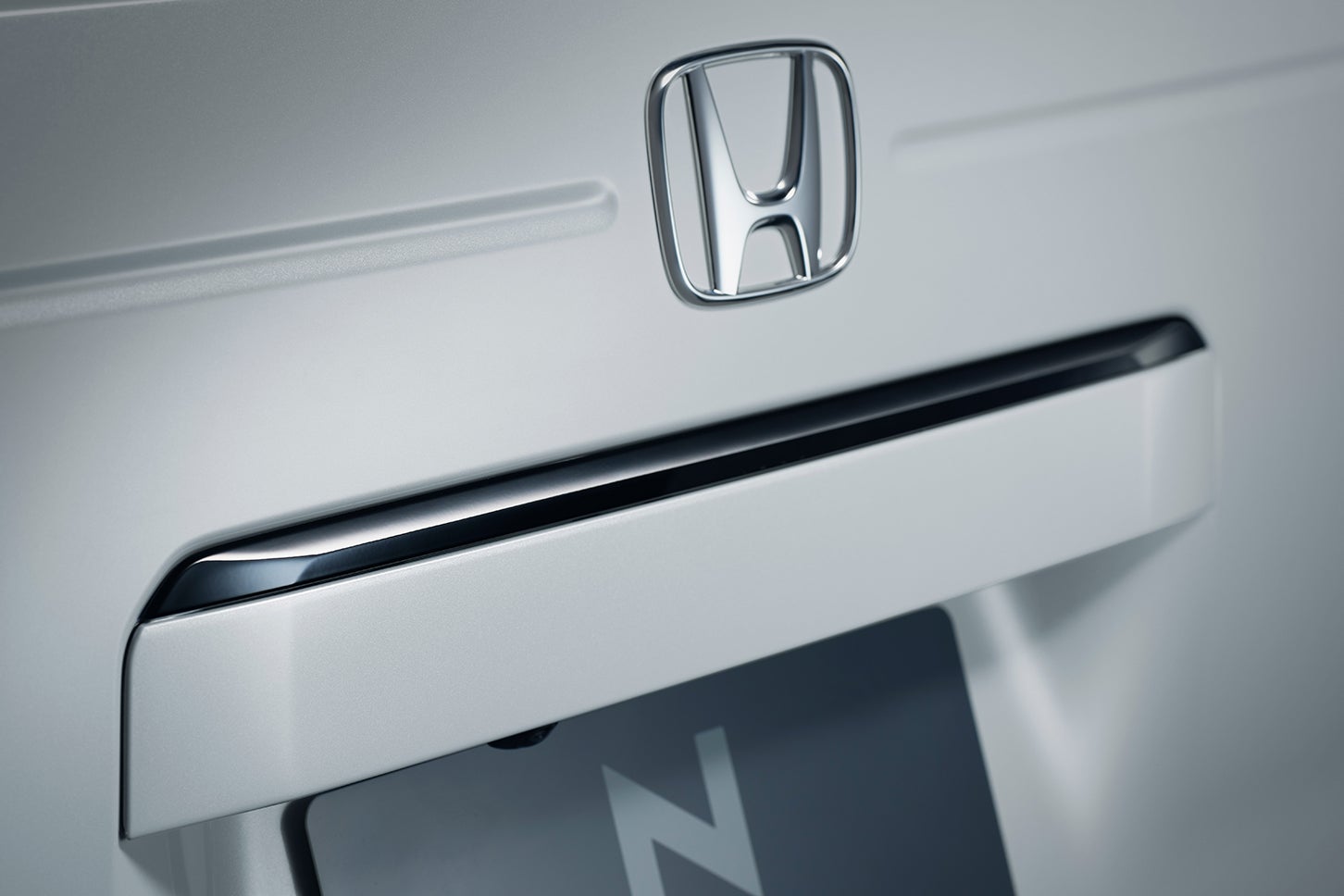 ホンダN-BOXカスタム ターボ ブラックスタイル｜ベルリナブラック塗装リヤライセンスガーニッシュ