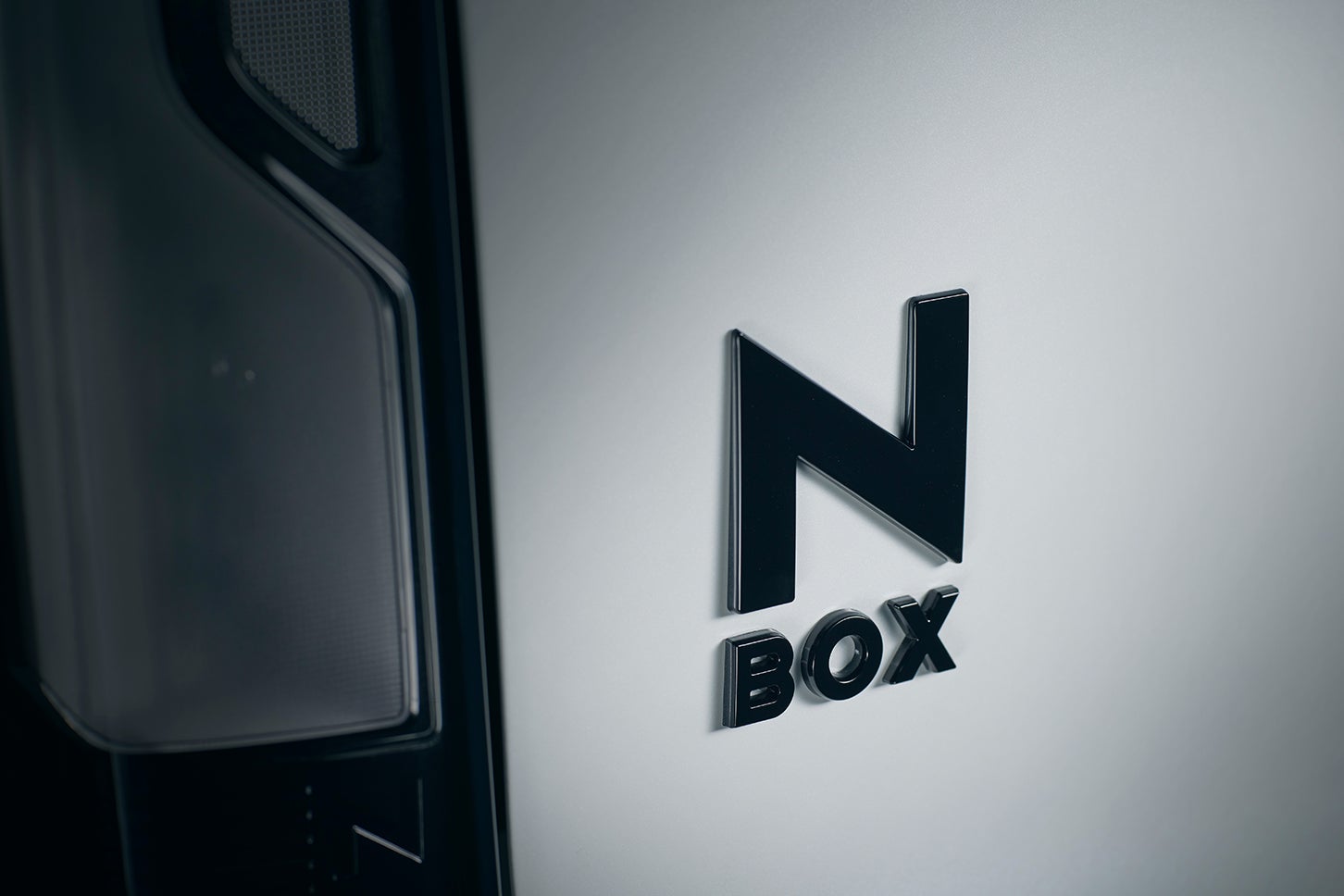 ホンダN-BOXカスタム ターボ ブラックスタイル｜クリスタルブラック・パール塗装N-BOXエンブレム