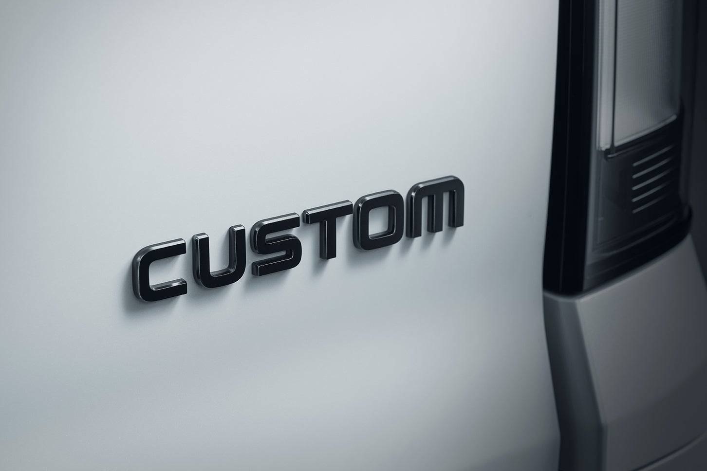 ホンダN-BOXカスタム ターボ ブラックスタイル｜クリスタルブラック・パール塗装CUSTOMエンブレム