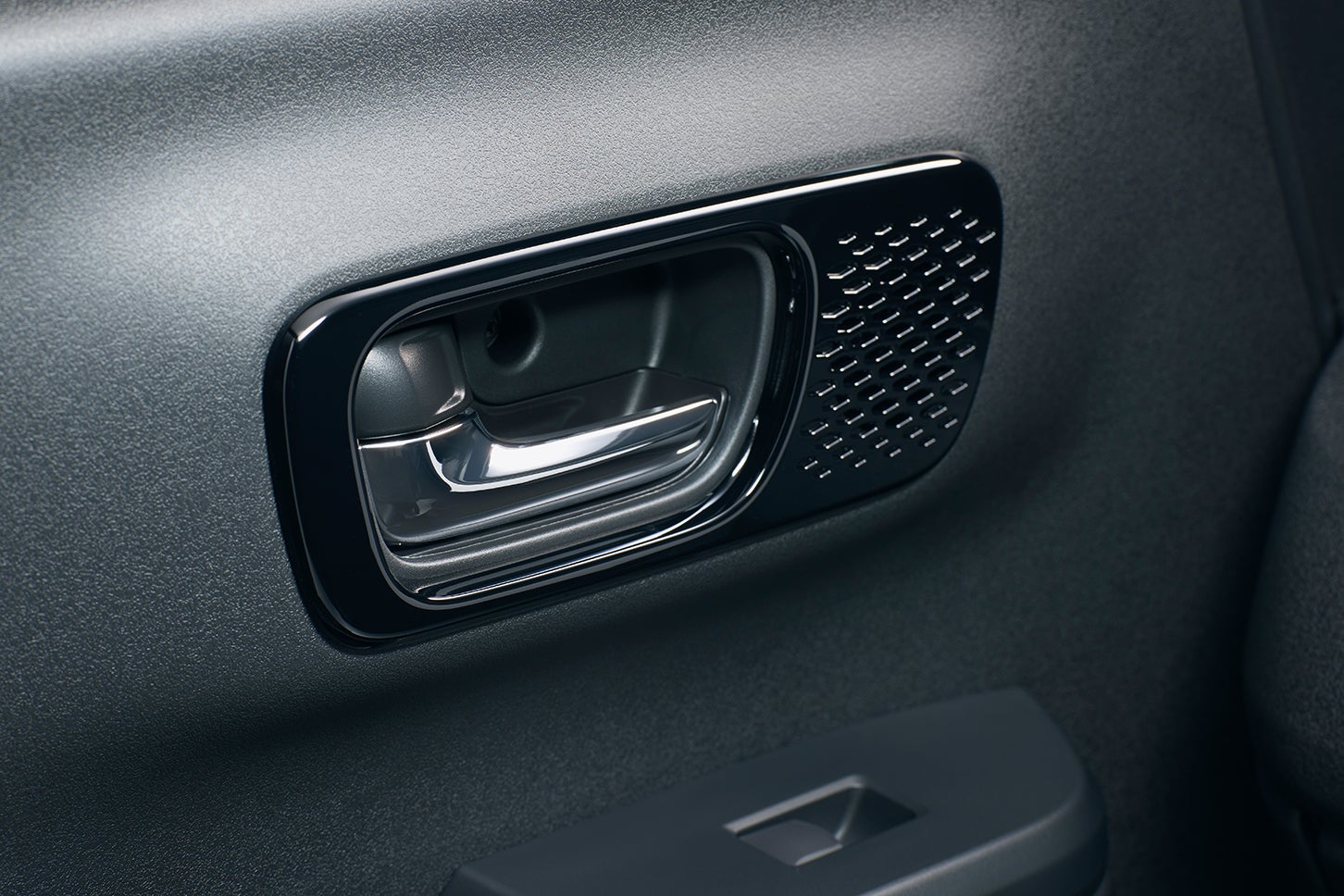 ホンダN-BOXカスタム ターボ ブラックスタイル｜ピアノブラック塗装ドアオーナメントパネル