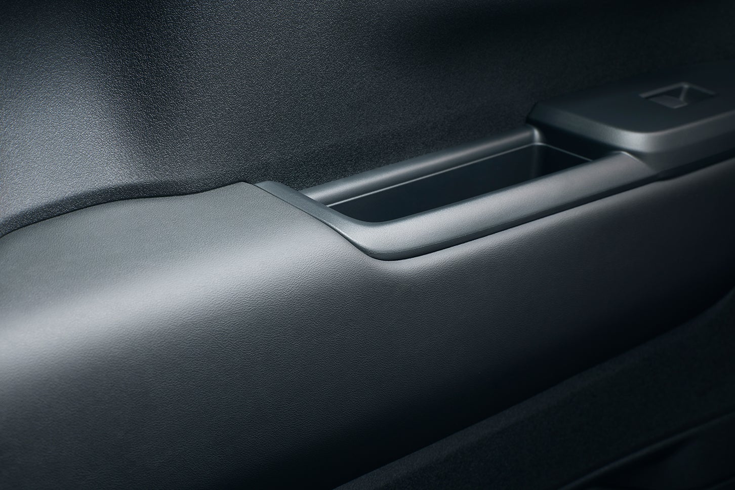 ホンダN-BOXカスタム ターボ ブラックスタイル｜プライムスムース ドアライニングアームレスト