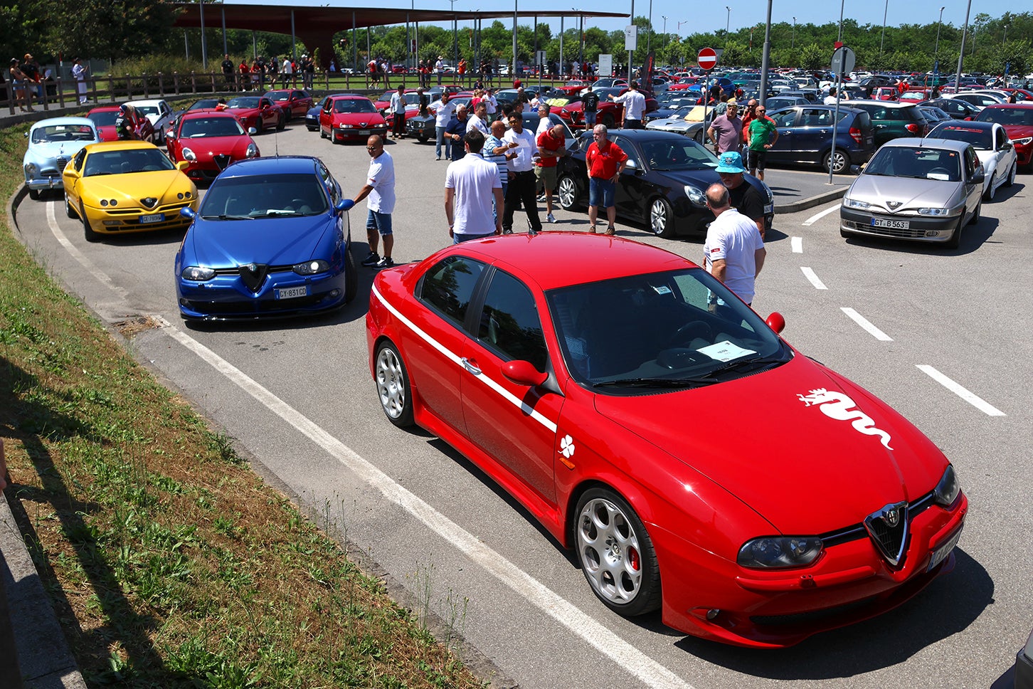 アルファ・ロメオ115周年祭リポート！ 若者アルフィスタは「年上」がお好き？━━『イタリア発 大矢アキオ ロレンツォの今日もクルマでアンディアーモ！』第63回【Movie】