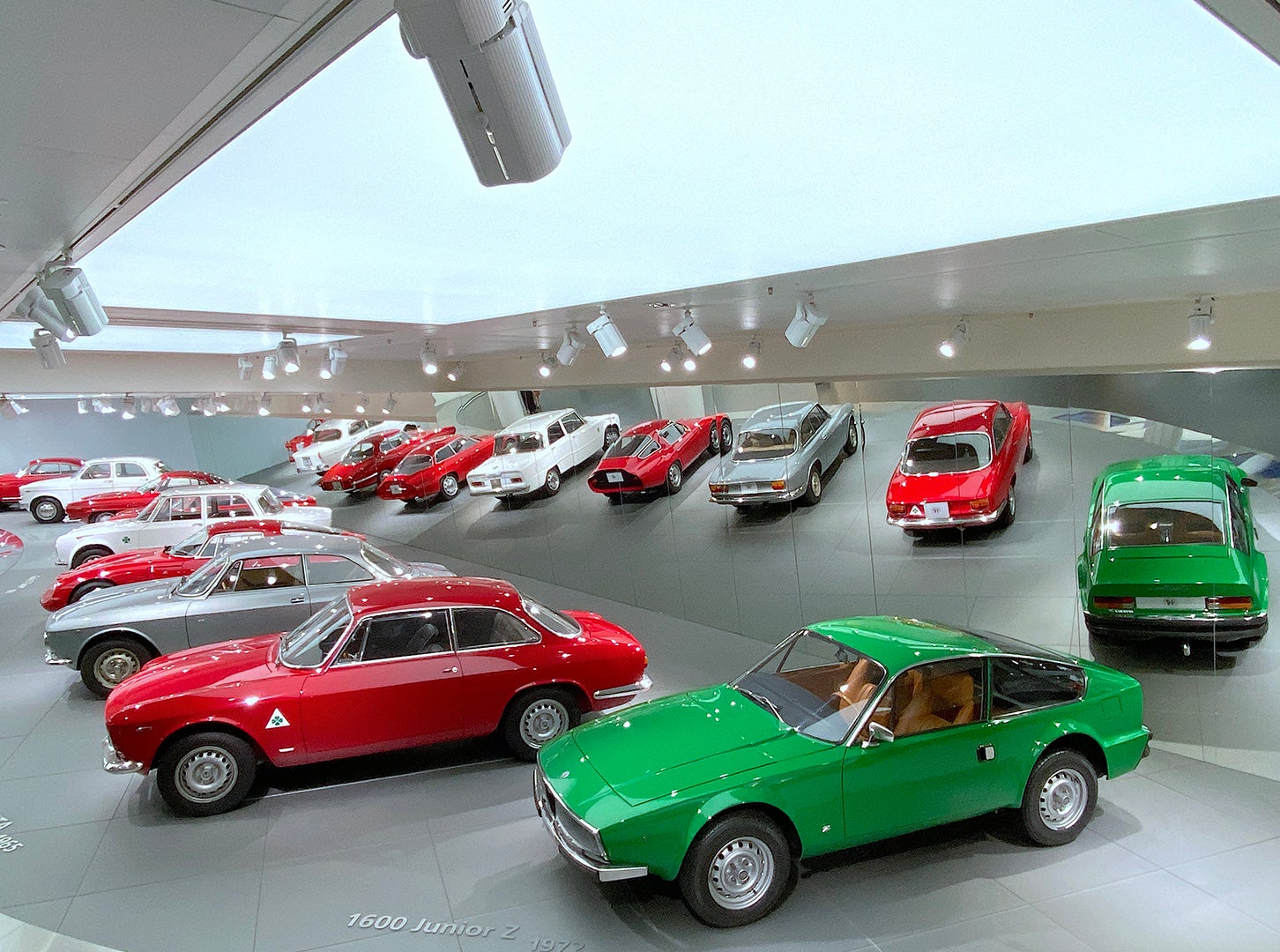 アルファ・ロメオ115周年祭リポート！ 若者アルフィスタは「年上」がお好き？━━『イタリア発 大矢アキオ ロレンツォの今日もクルマでアンディアーモ！』第63回【Movie】