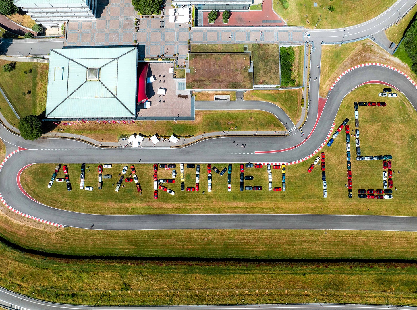 アルファ・ロメオ115周年祭リポート！ 若者アルフィスタは「年上」がお好き？━━『イタリア発 大矢アキオ ロレンツォの今日もクルマでアンディアーモ！』第63回【Movie】