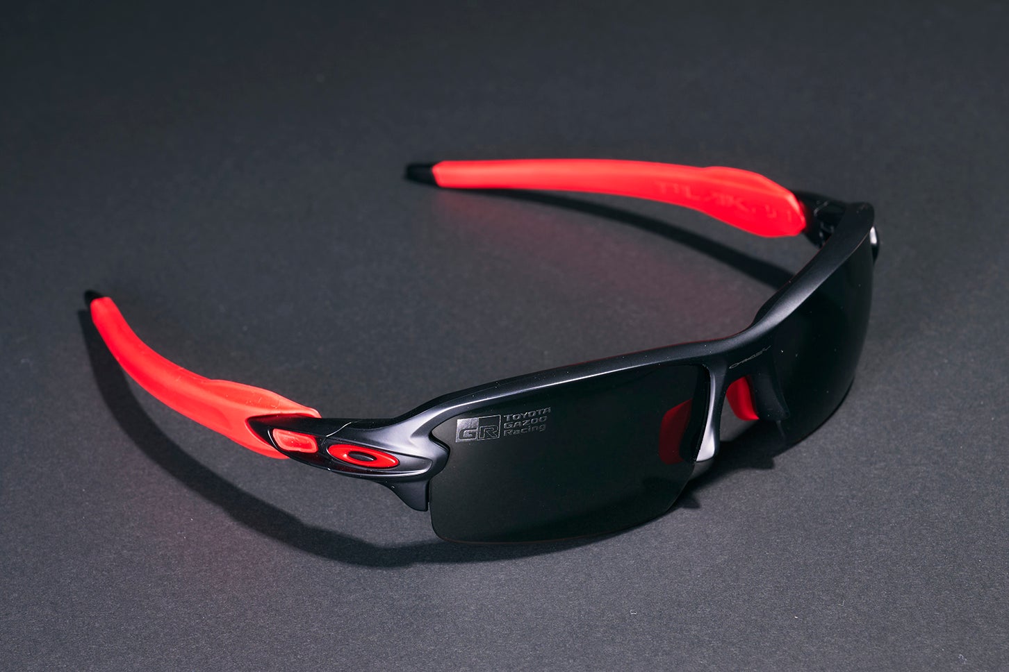 OAKLEY×TGR サングラスFLAK 2.0（Low Bridge Fit）（税込3万5750円 ＊予定）