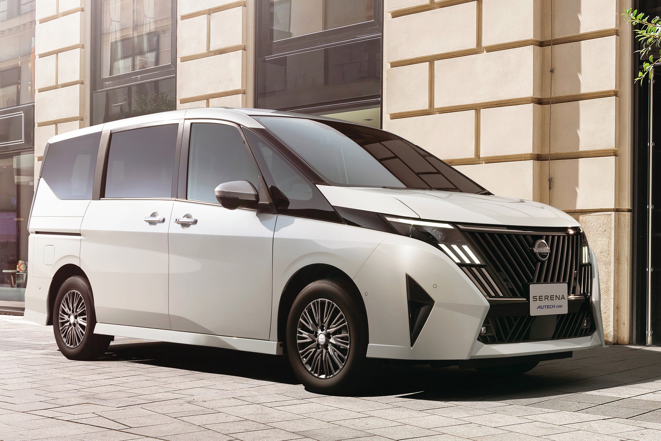 日産セレナAUTECH LINE