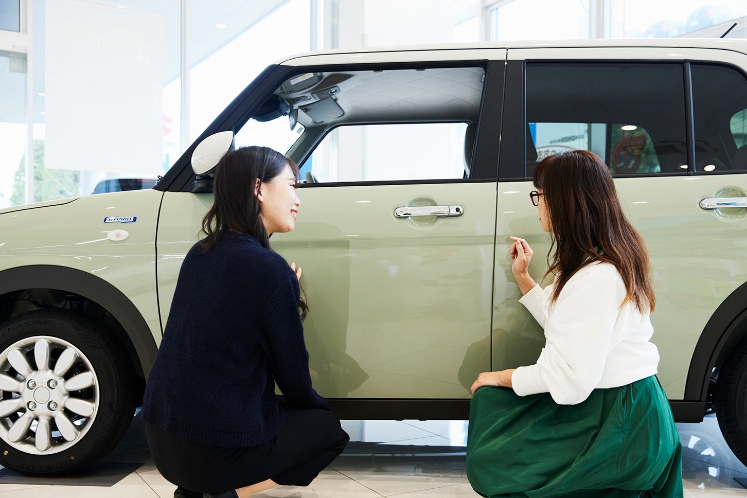 スズキの新型軽「ラパン」が、わたしの日常をもっとかわいくする──教えて吉田由美センセイ！ 恋とクルマの相談室 Vol.4＜はじめてのマイカー選び編＞