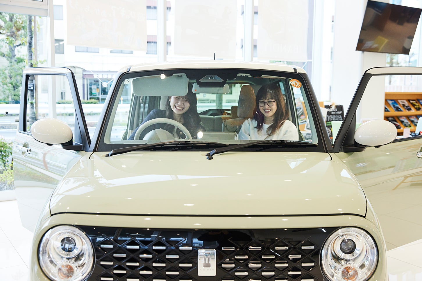 スズキの新型軽「ラパン」が、わたしの日常をもっとかわいくする──教えて吉田由美センセイ！ 恋とクルマの相談室 Vol.4＜はじめてのマイカー選び編＞