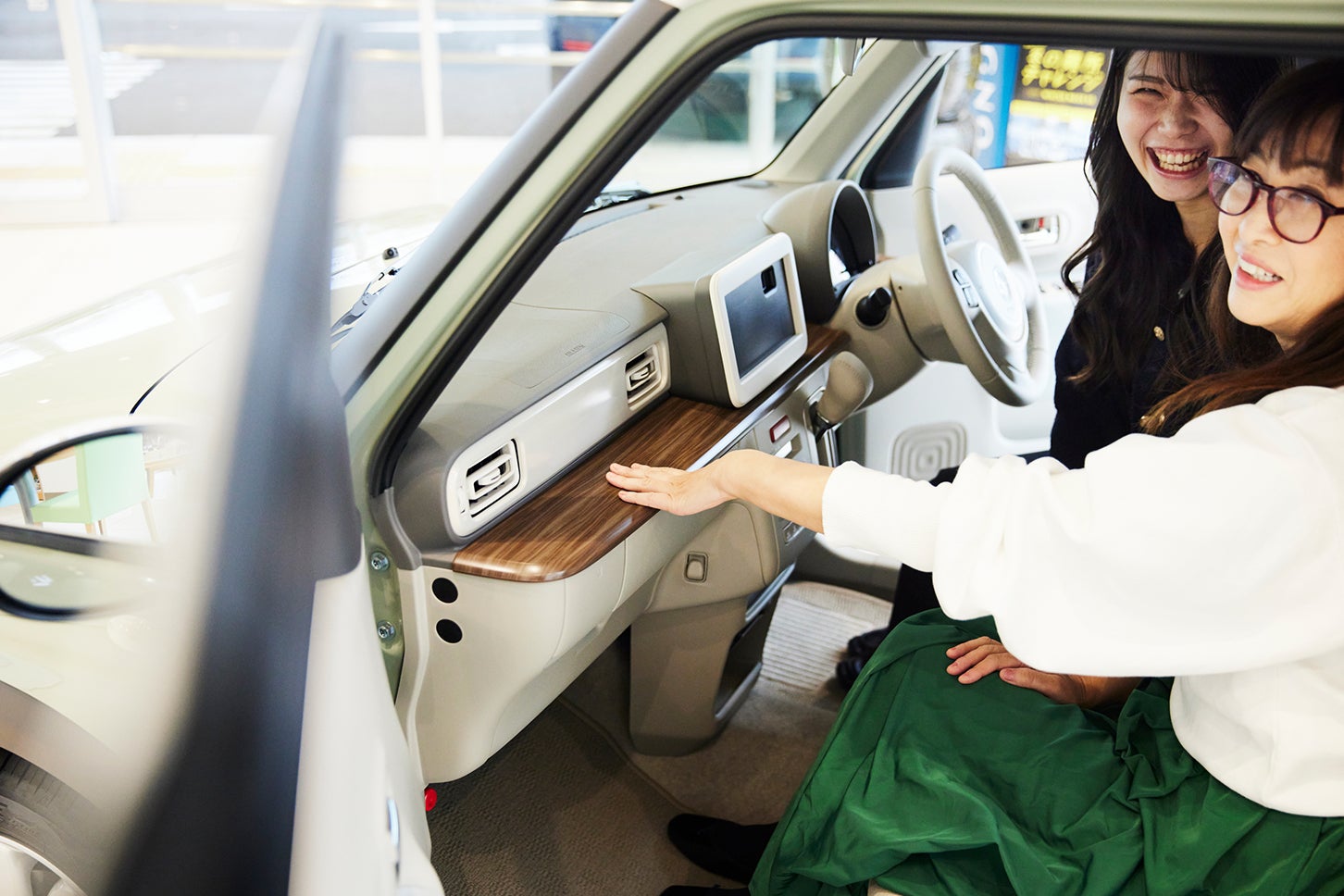 スズキの新型軽「ラパン」が、わたしの日常をもっとかわいくする──教えて吉田由美センセイ！ 恋とクルマの相談室 Vol.4＜はじめてのマイカー選び編＞