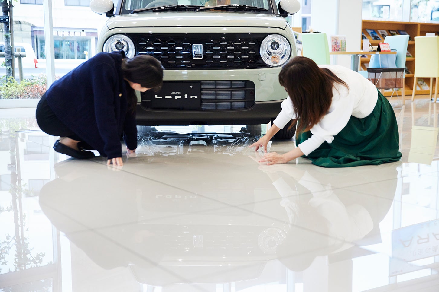 スズキの新型軽「ラパン」が、わたしの日常をもっとかわいくする──教えて吉田由美センセイ！ 恋とクルマの相談室 Vol.4＜はじめてのマイカー選び編＞