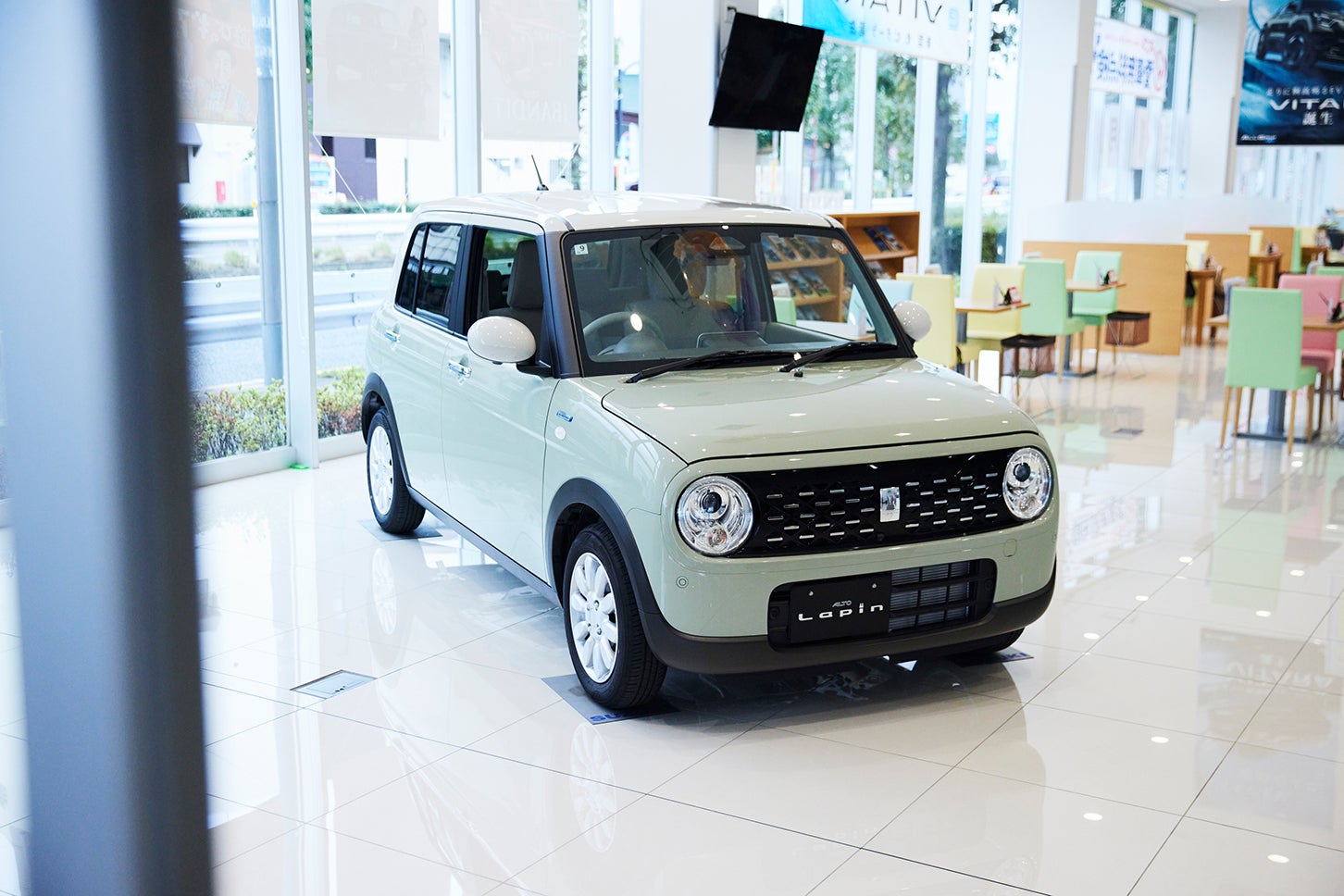 スズキの新型軽「ラパン」が、わたしの日常をもっとかわいくする──教えて吉田由美センセイ！ 恋とクルマの相談室 Vol.4＜はじめてのマイカー選び編＞