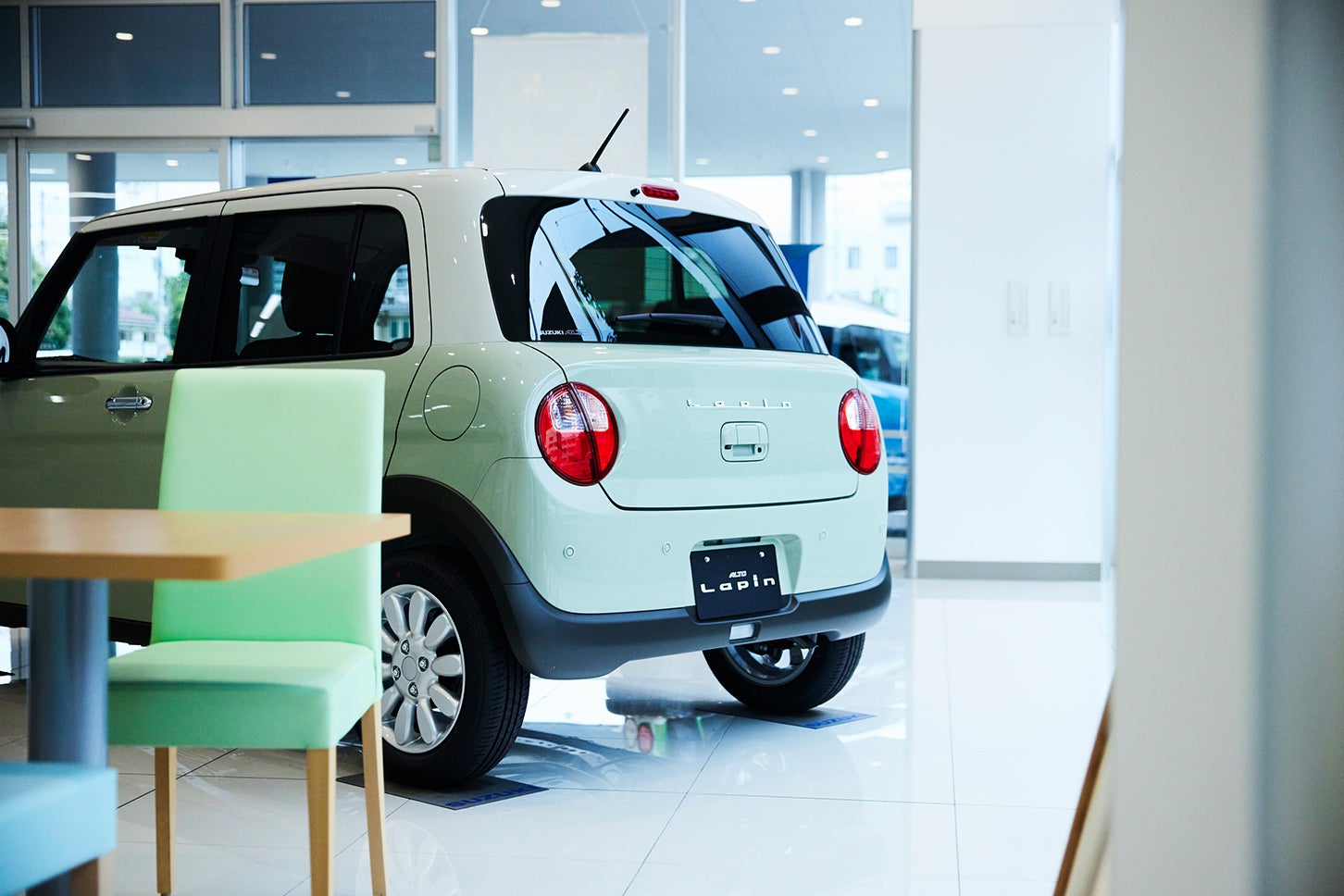 スズキの新型軽「ラパン」が、わたしの日常をもっとかわいくする──教えて吉田由美センセイ！ 恋とクルマの相談室 Vol.4＜はじめてのマイカー選び編＞