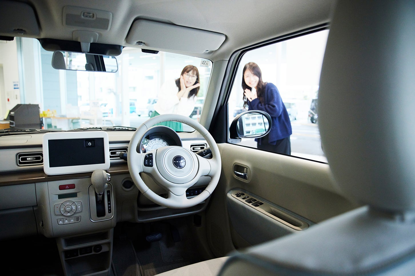 スズキの新型軽「ラパン」が、わたしの日常をもっとかわいくする──教えて吉田由美センセイ！ 恋とクルマの相談室 Vol.4＜はじめてのマイカー選び編＞