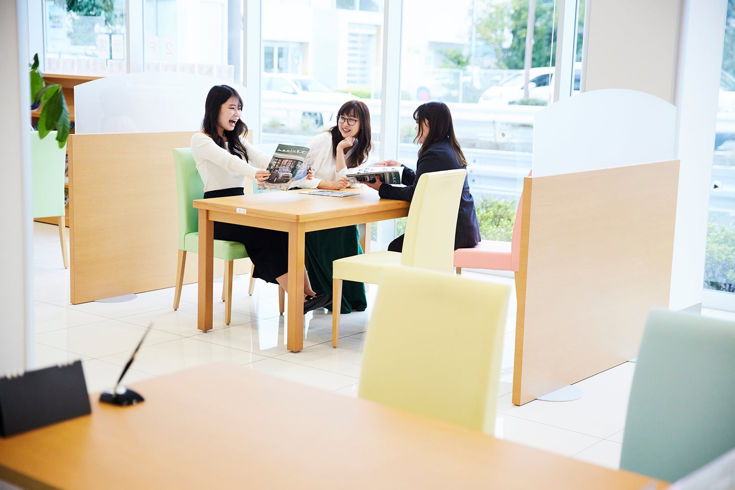 スズキの新型軽「ラパン」が、わたしの日常をもっとかわいくする──教えて吉田由美センセイ！ 恋とクルマの相談室 Vol.4＜はじめてのマイカー選び編＞