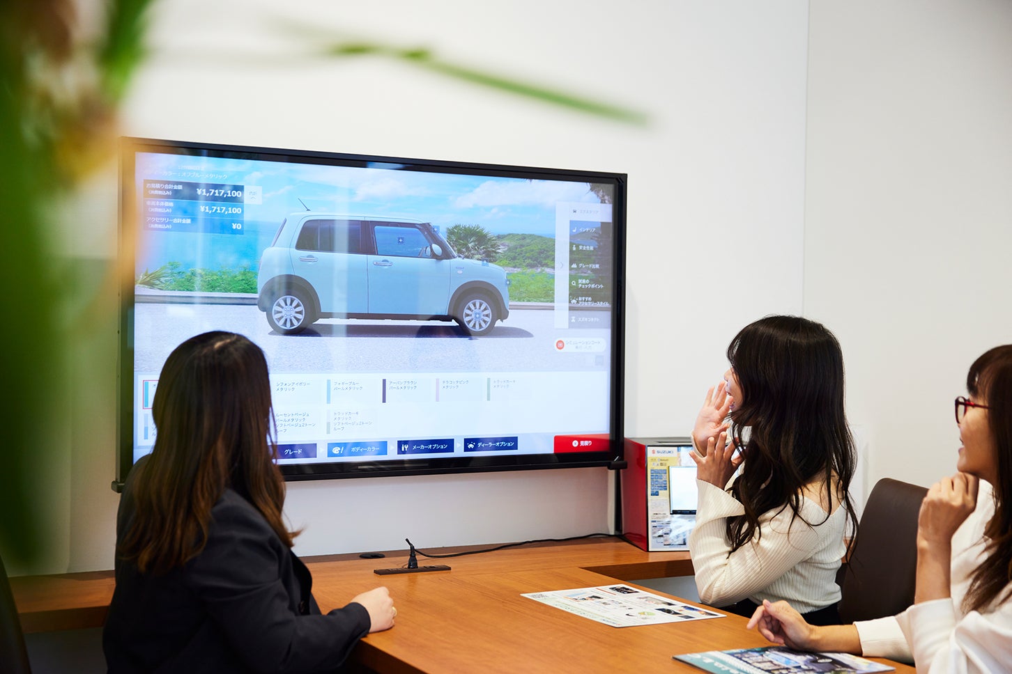 スズキの新型軽「ラパン」が、わたしの日常をもっとかわいくする──教えて吉田由美センセイ！ 恋とクルマの相談室 Vol.4＜はじめてのマイカー選び編＞