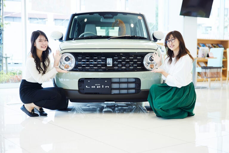 スズキの新型軽「ラパン」が、わたしの日常をもっとかわいくする──教えて吉田由美センセイ！ 恋とクルマの相談室 Vol.4＜はじめてのマイカー選び編＞