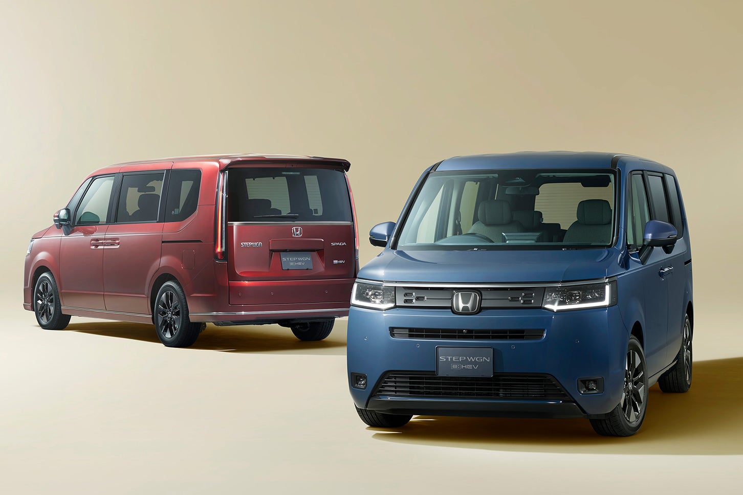ホンダ・ステップワゴンe:HEVエアーEX 30周年特別仕様車（写真手前）、ホンダ・ステップワゴンe:HEVスパーダ30周年特別仕様車（同奥）
