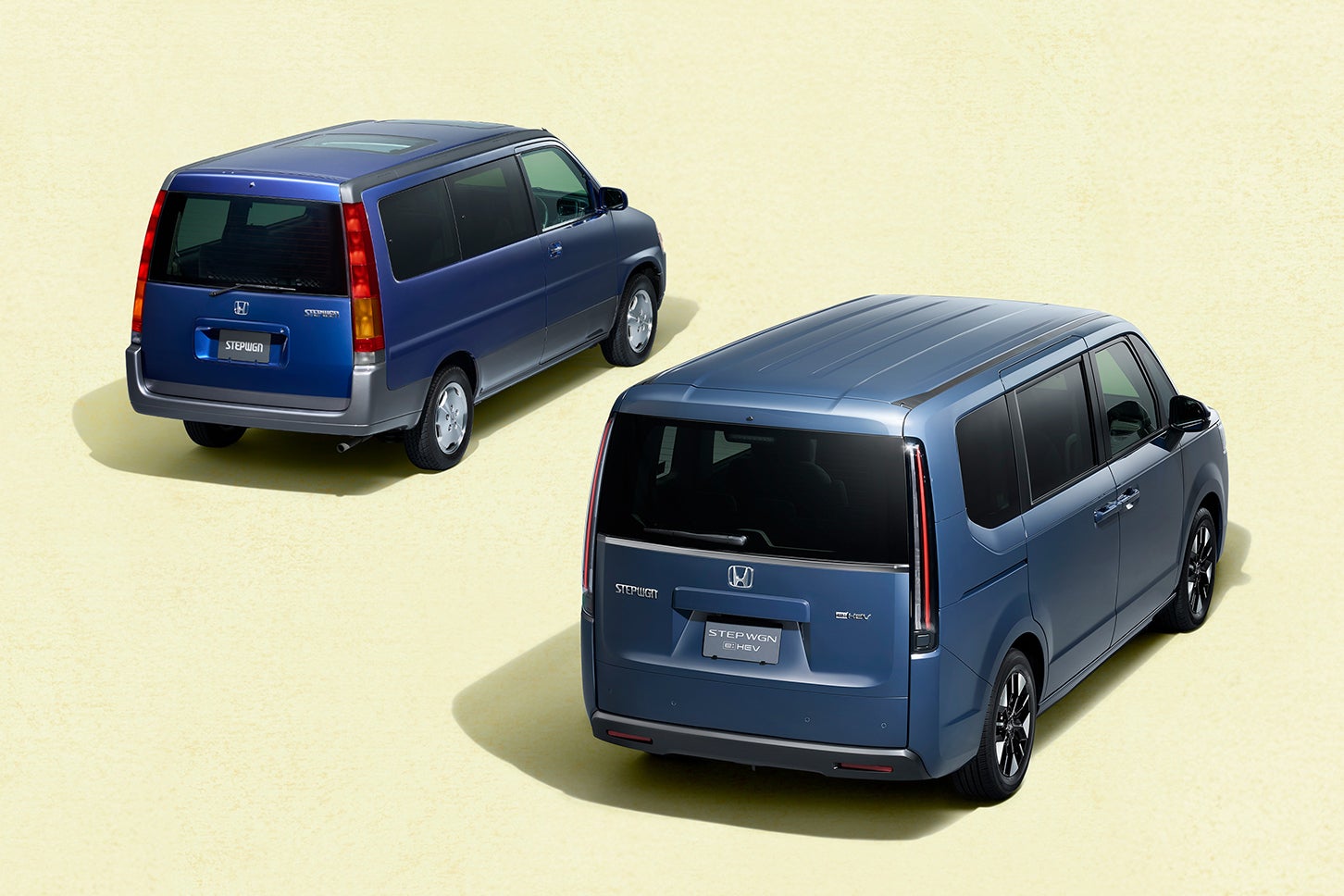 初代ステップワゴン（写真奥）、現行ステップワゴン（同手前）