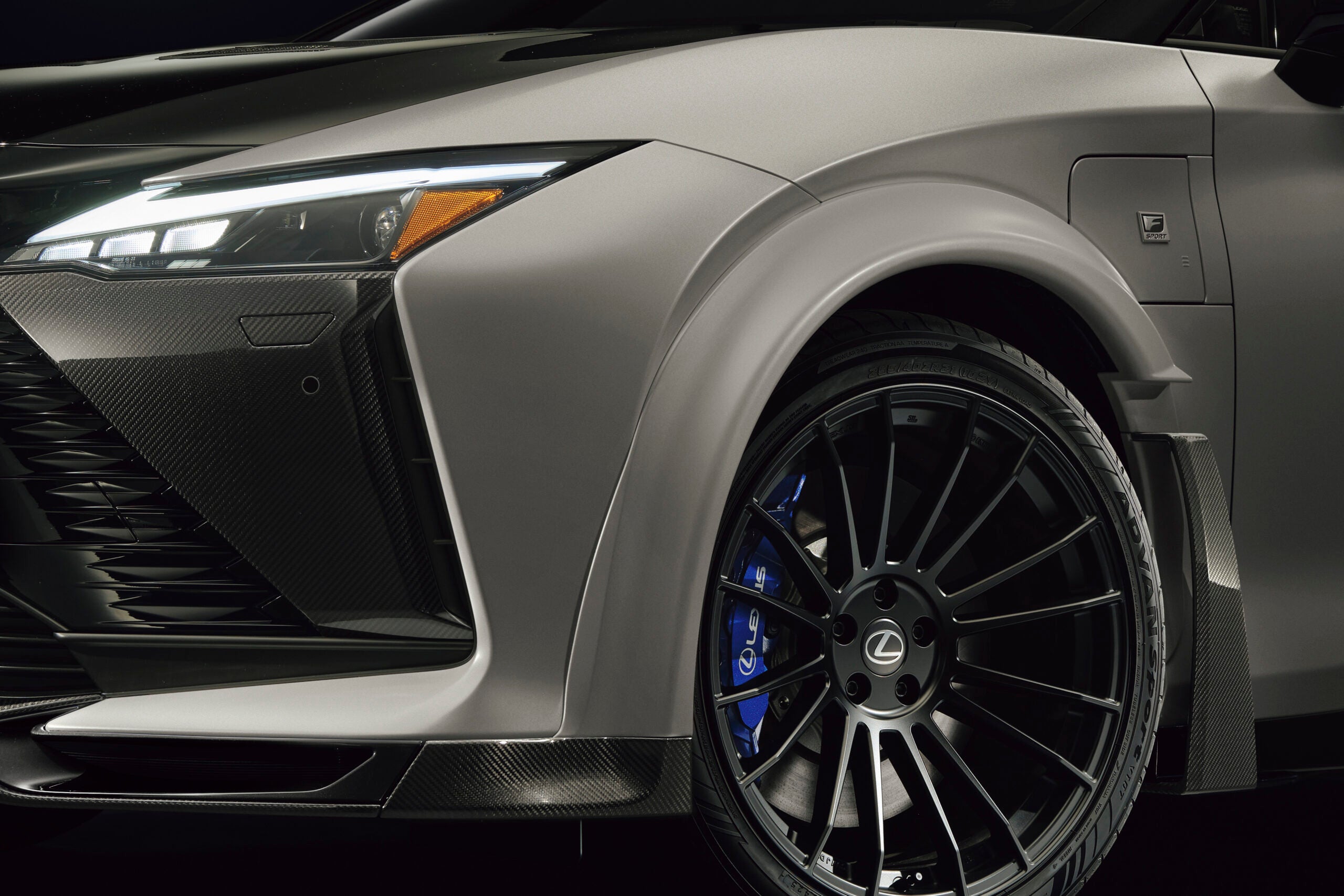 レクサスRZ600e“Fスポーツ パフォーマンス”｜大型アーチモール