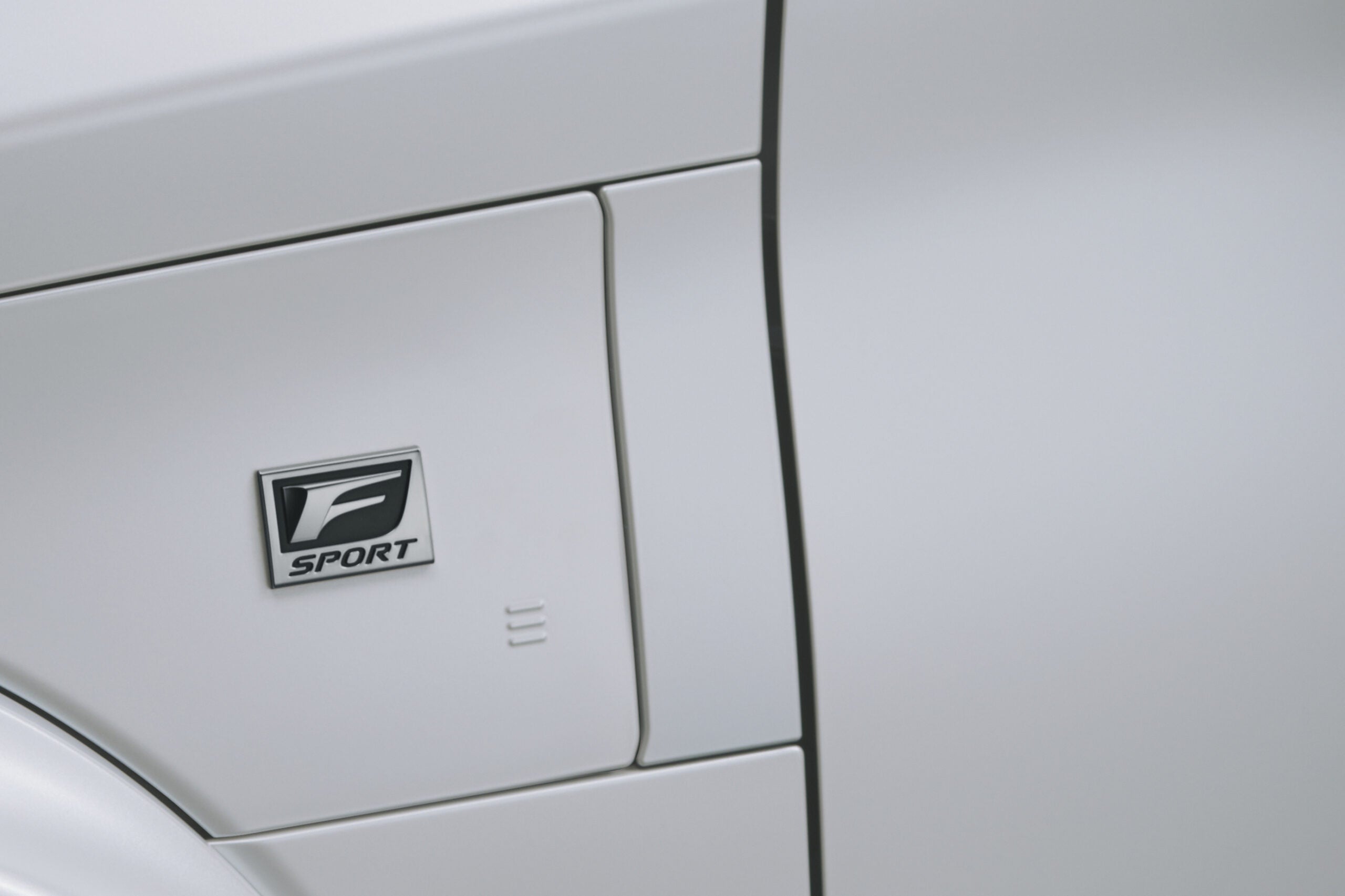 レクサスRZ600e“Fスポーツ パフォーマンス”｜“F SPORT Performance”バッジ