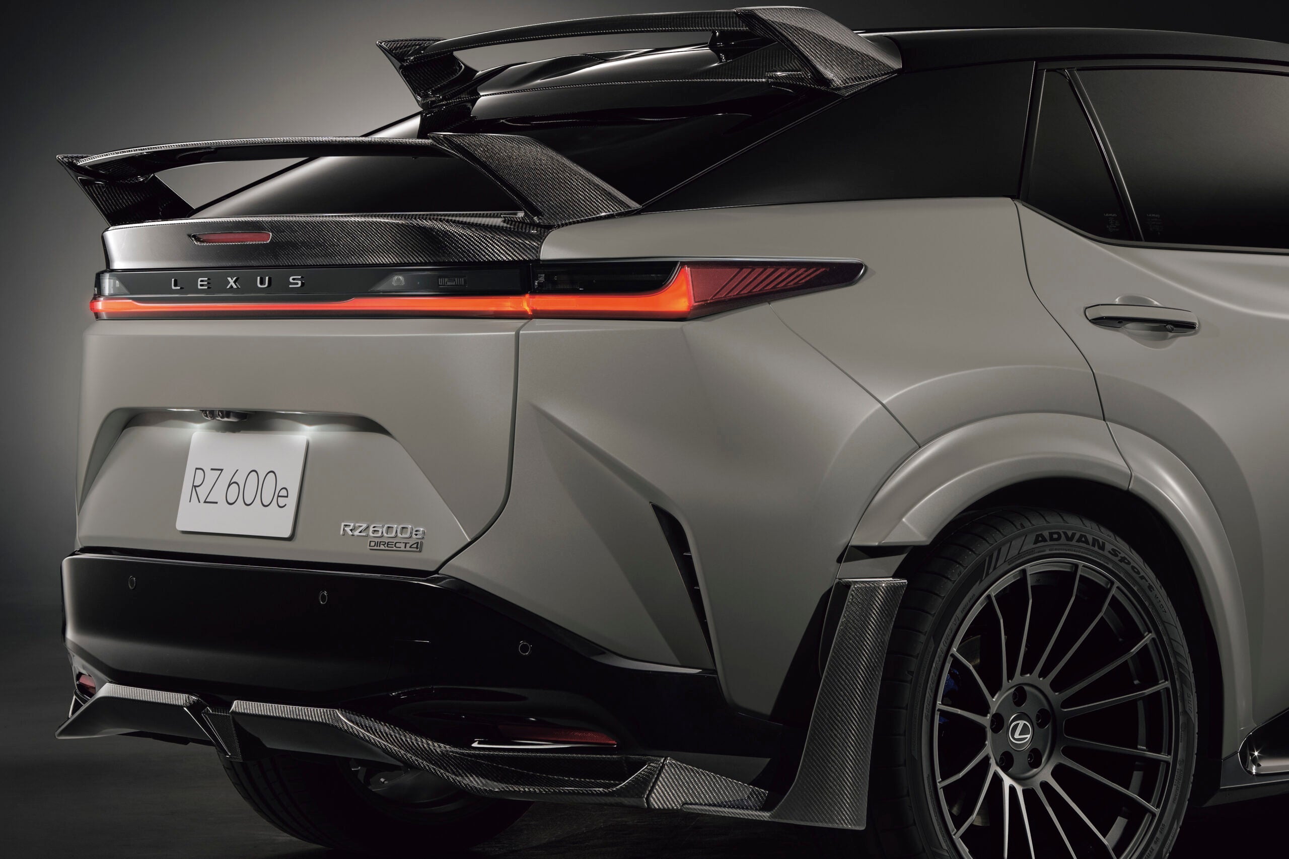 レクサスRZ600e“Fスポーツ パフォーマンス”｜カーボンウイング（ルーフ／リヤ）