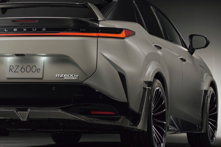 レクサスRZ600e“Fスポーツ パフォーマンス”｜カーボンターニングベイン（フロント／リヤ）