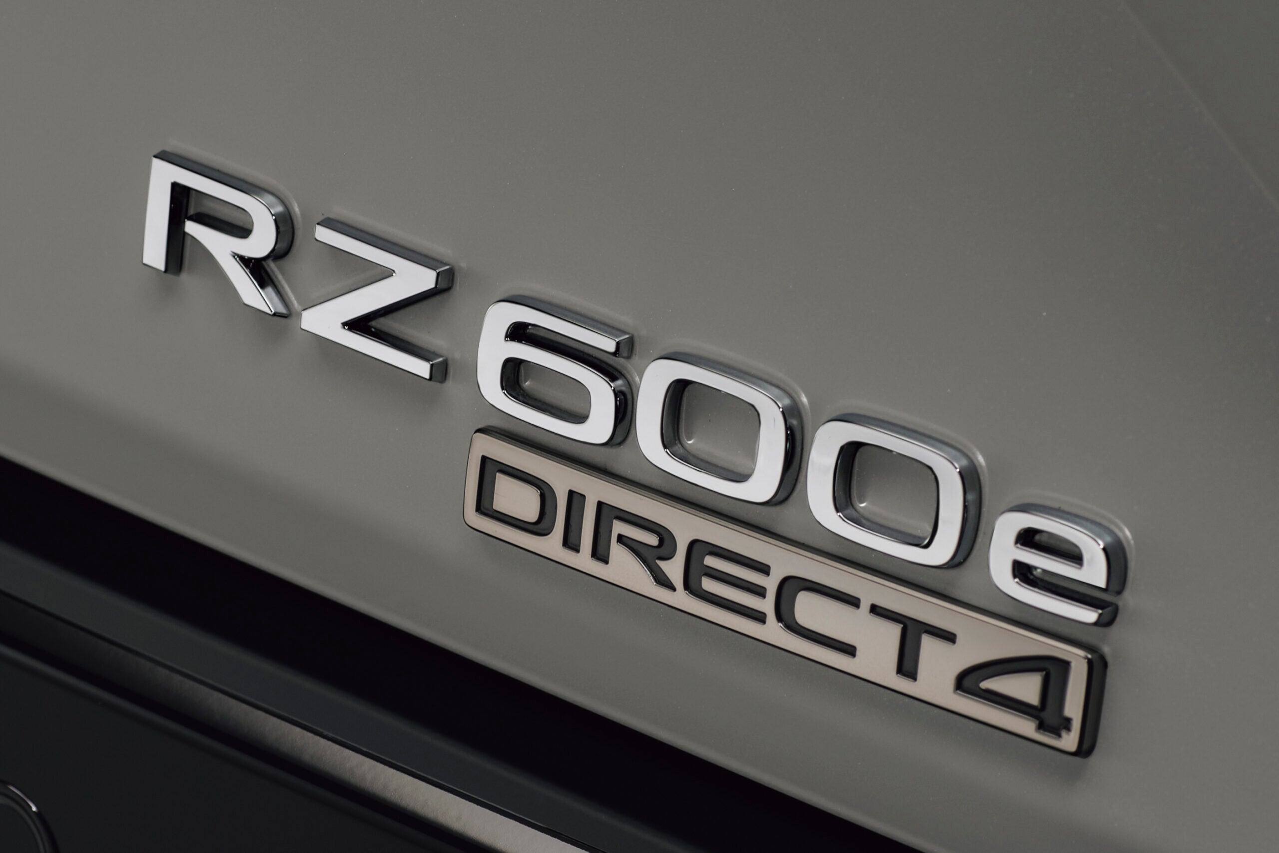 レクサスRZ600e“Fスポーツ パフォーマンス”｜「RZ600e」「DIRECY4」エンブレム