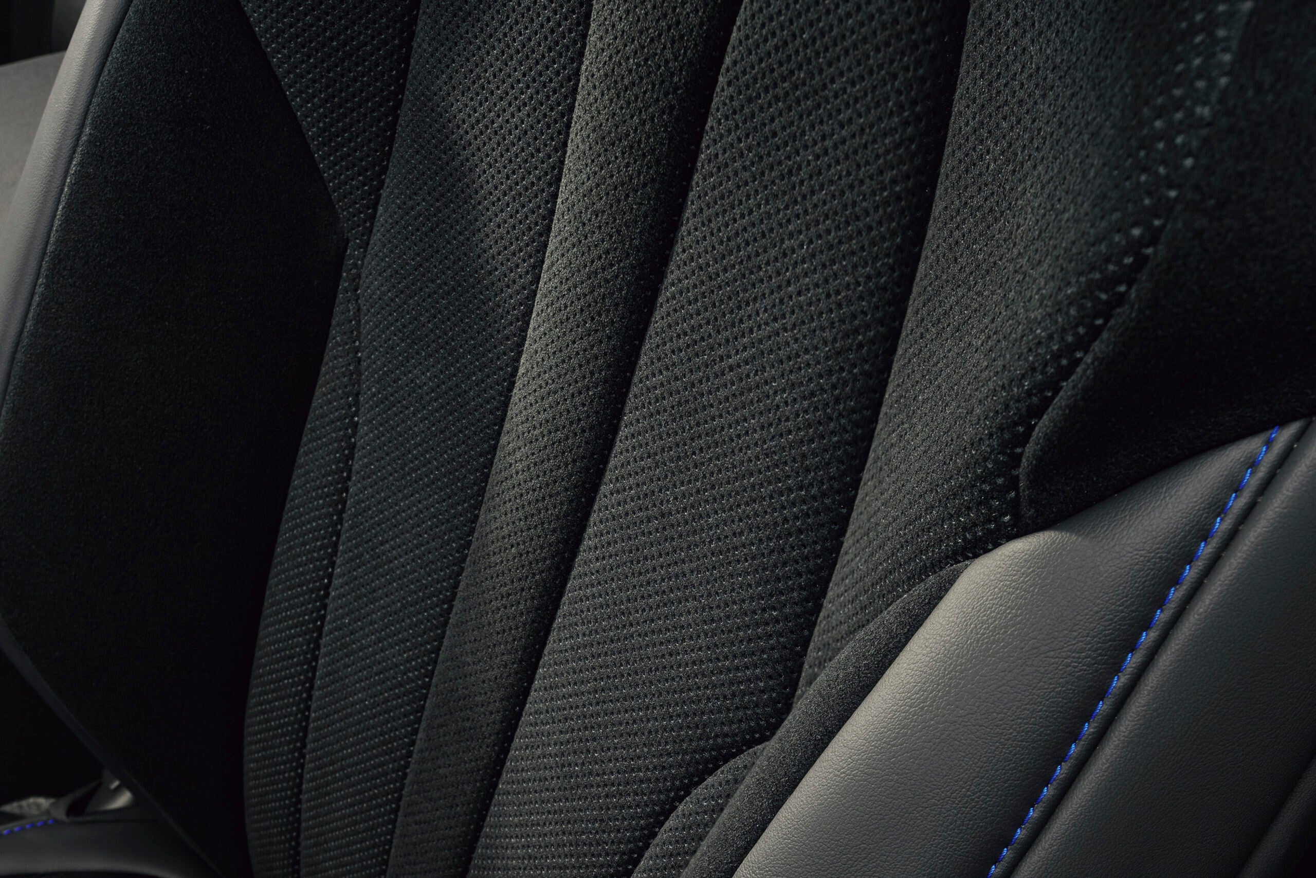 レクサスRZ600e“Fスポーツ パフォーマンス”｜ウルトラスエード・シート（ブラック＋ブルーステッチ）