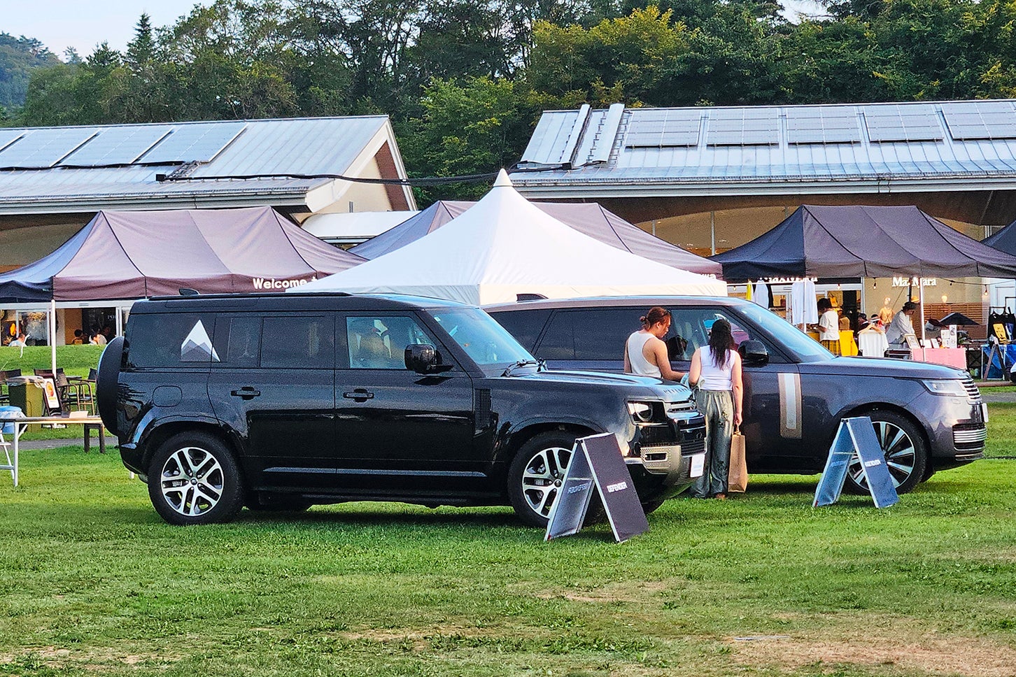 ジャガー・ランドローバー・ジャパンは、軽井沢でも大人気のディフェンダーとレンジローバーを展示