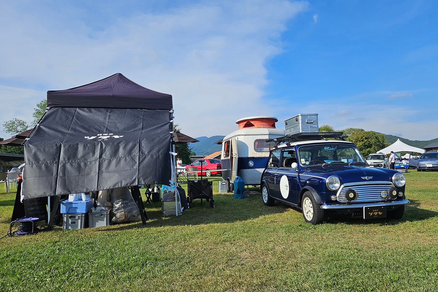 人気の純喫茶「ツタヤ」は、ミニ・クーパーにトレーラーを引いて出店