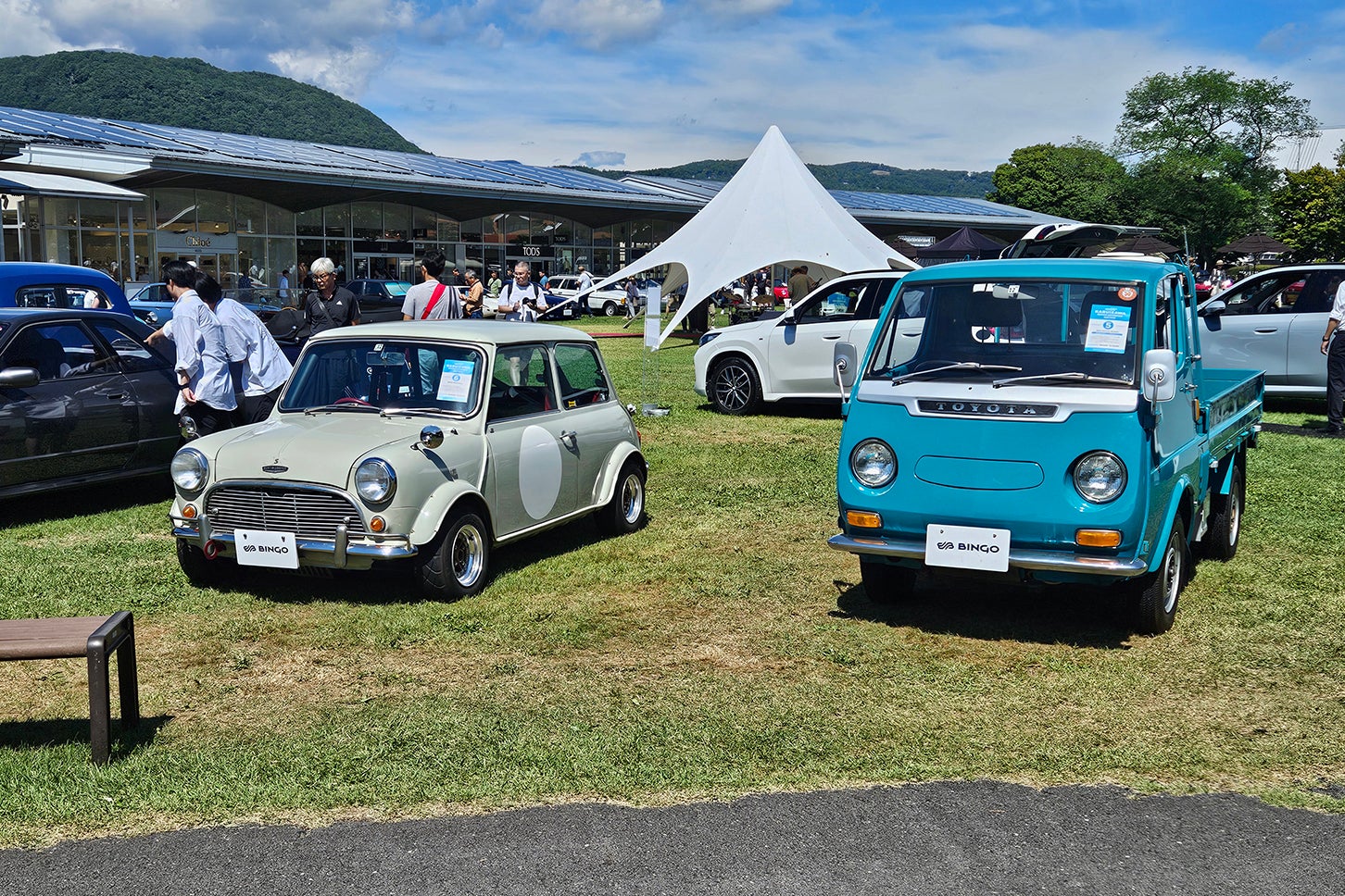 BHオークションから出品されたミニ・クーパーとトヨタ・ミニエース。ミニエースは113万円で落札された