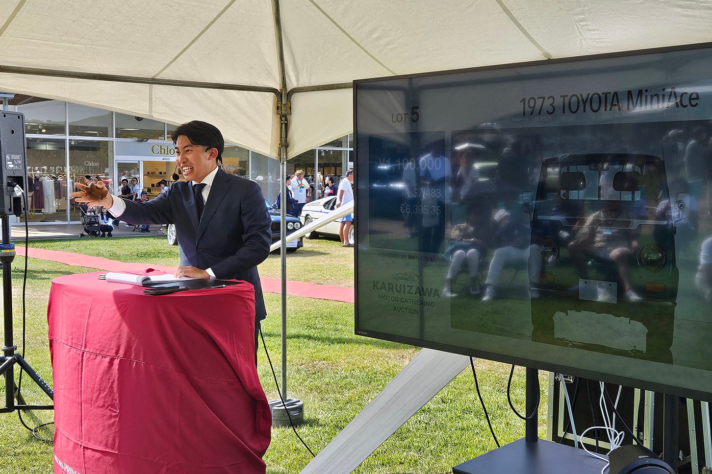 BHオークションの競売人が、会場の顧客に入札を促す