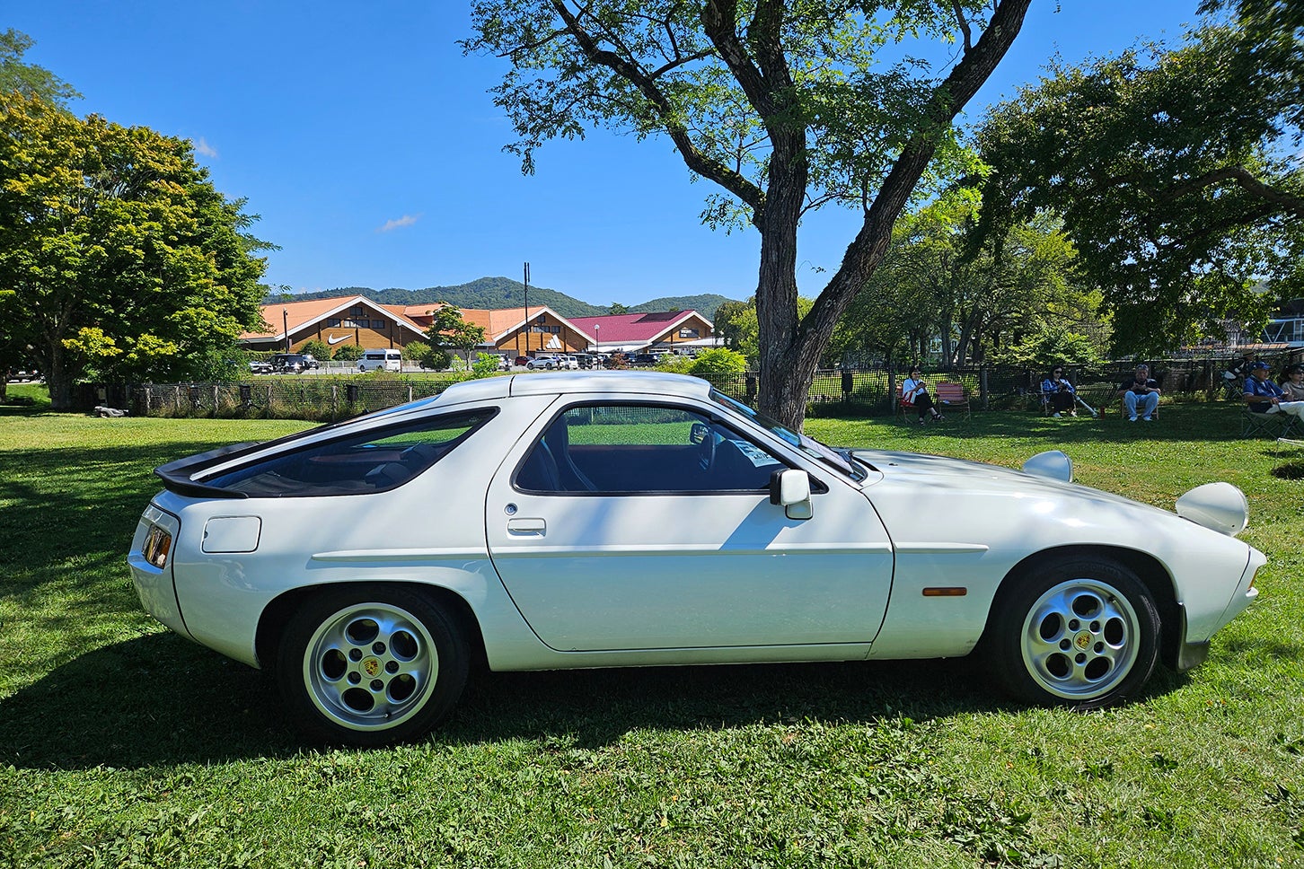 審査員特別賞に選ばれたポルシェ928Sは、現オーナーが新車として購入して以来40年をともにした愛車