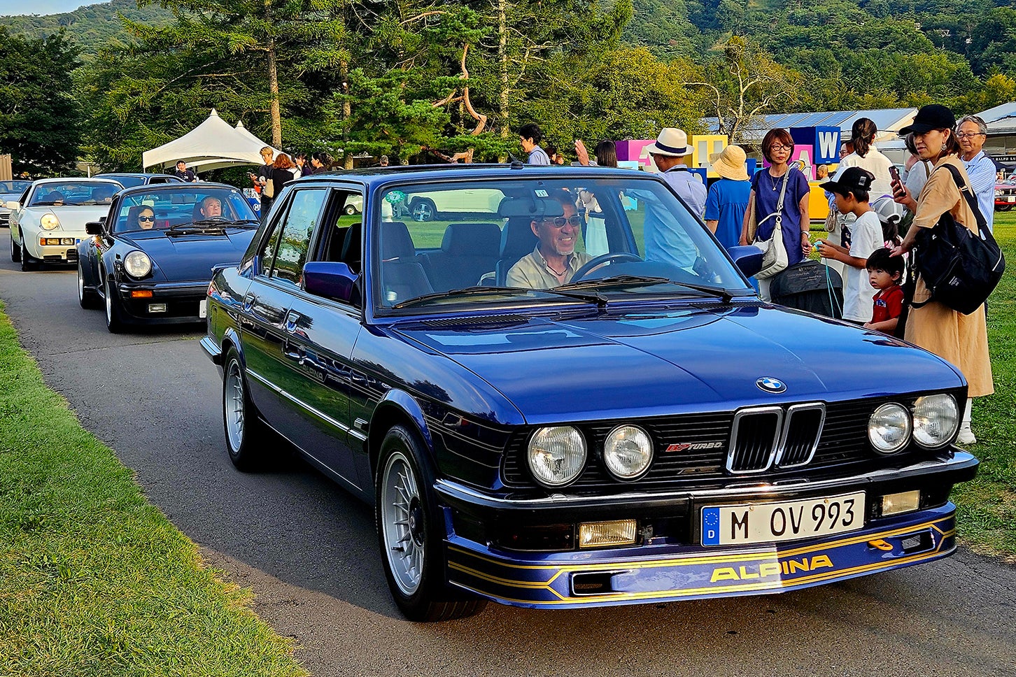審査員特別賞に選出されたのち、観衆に見送られつつ会場をあとにするBMW アルピナ B7ターボ