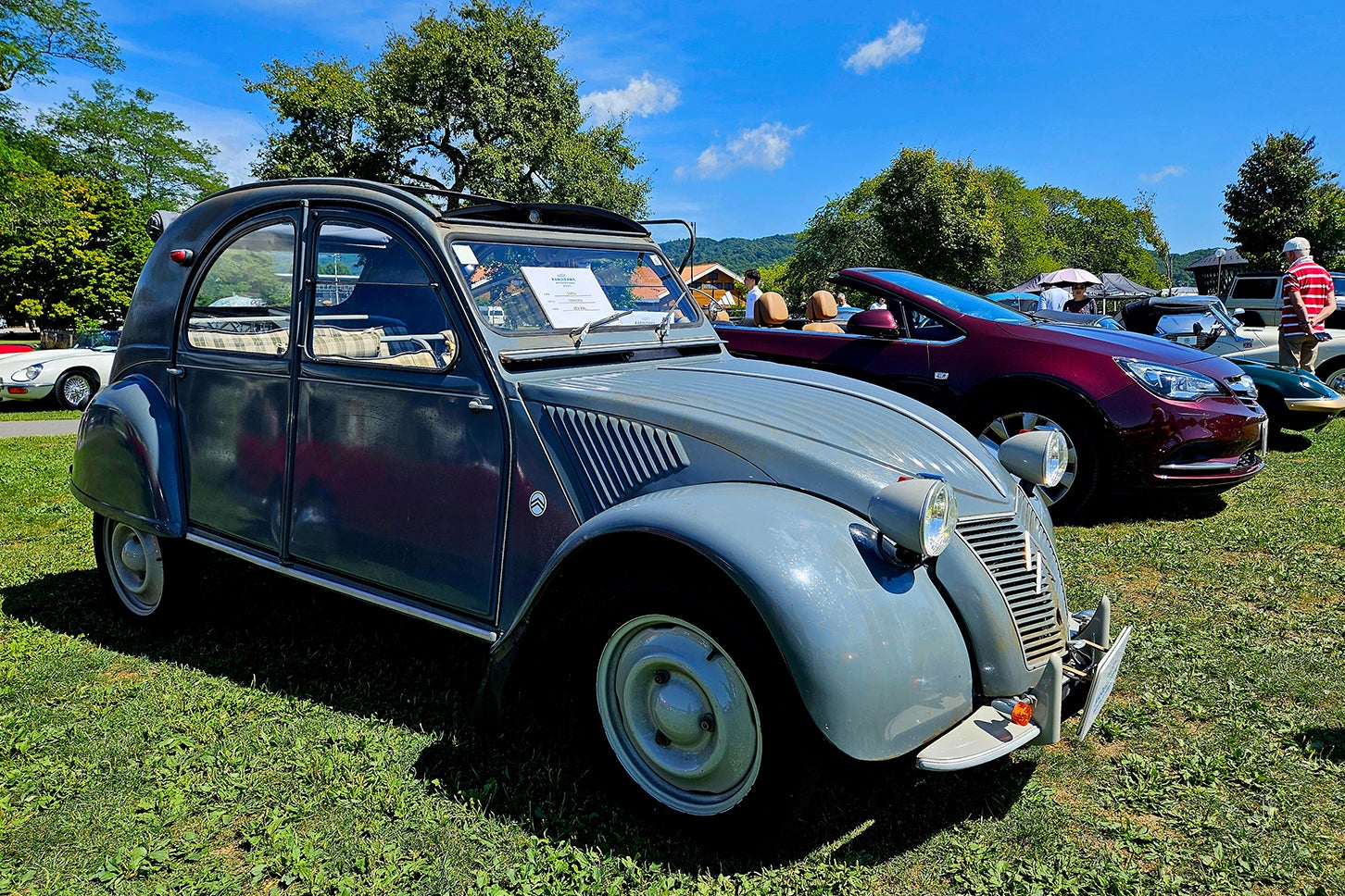 軽井沢モーターギャザリング一般参加の部で展示されたシトロエン 2CV AZAM