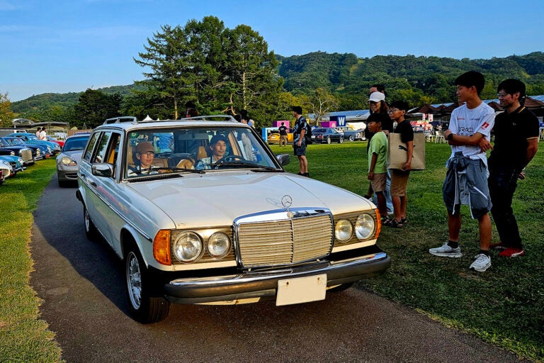 コンクールの終了後、夕日を浴びながら退場してゆくメルセデス・ベンツ 300TDT