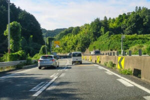 急カーブが連続する名阪国道。