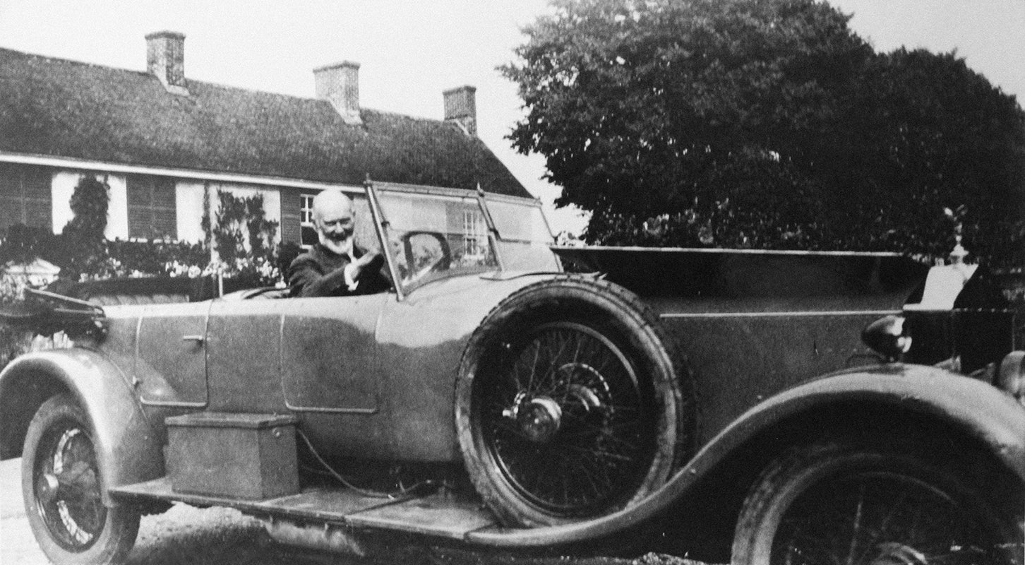 1923年、イギリス・チチェスター近郊のウェスト・ウィッタリング、エルムステッドの自宅で、プロトタイプのロールス・ロイス・ファントムIに乗ったサー・ヘンリー・ロイス卿