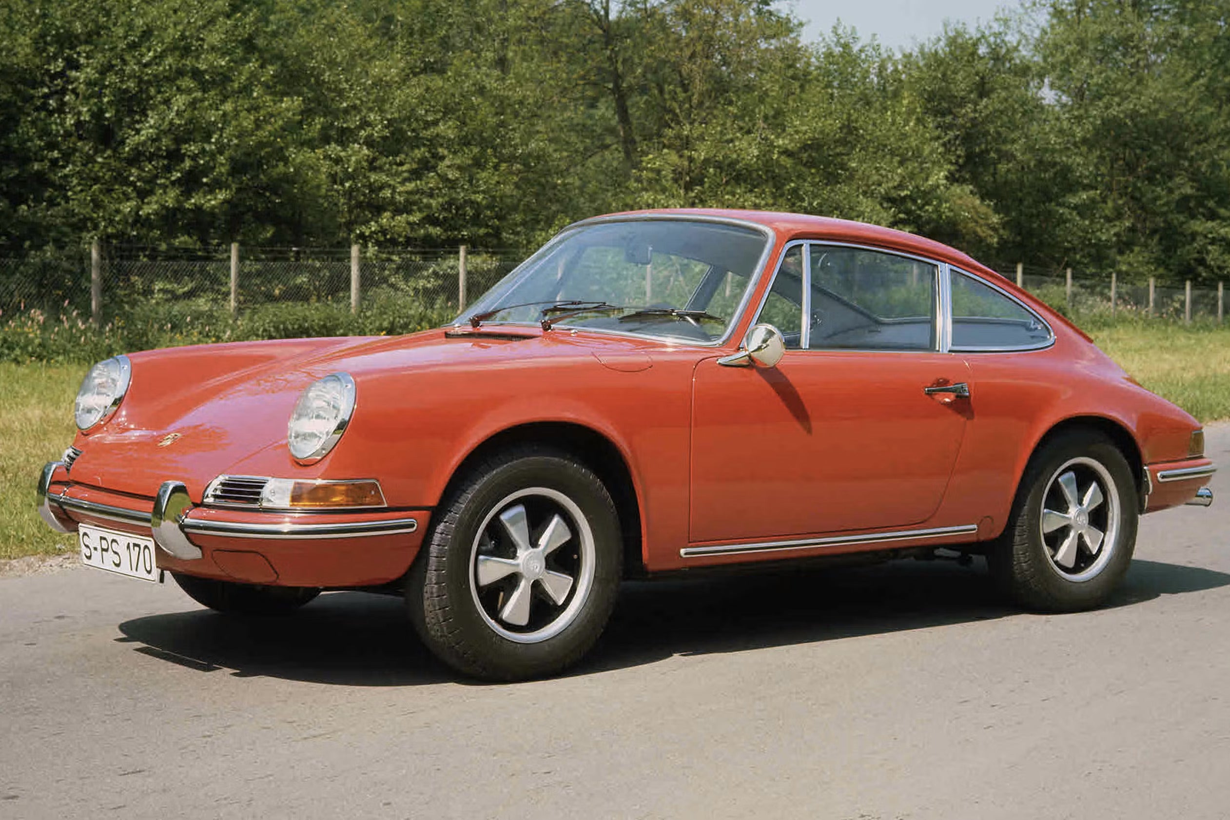 ポルシェ911T（901型／1968年）｜1968年に登場した911Tには、110ps/157Nmを発する2.0リッター水平対向6気筒エンジンと4速MTを搭載。最高速は200km/hだった。