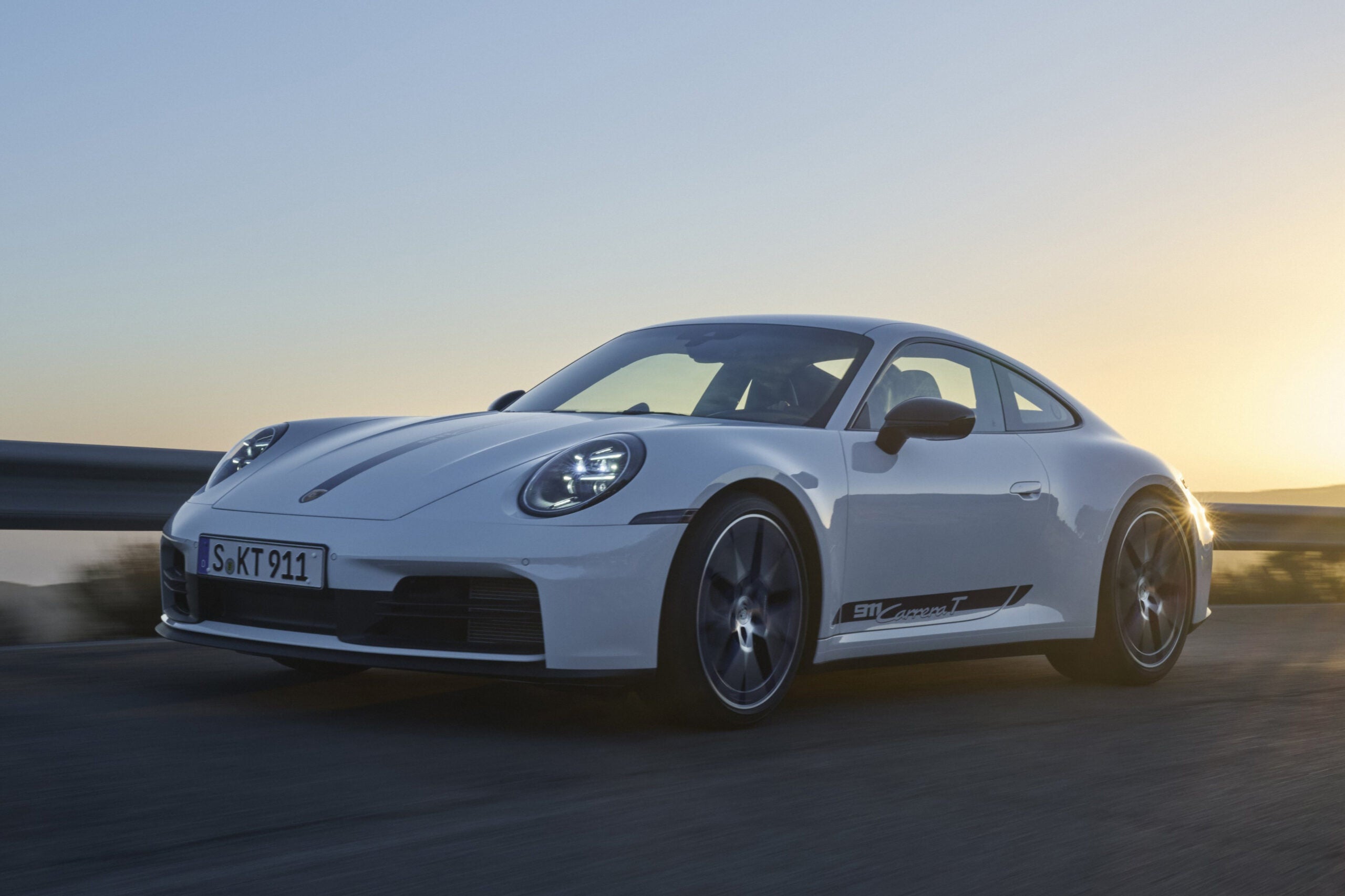 ポルシェ911カレラT（992.2型／2024年）｜現行の911カレラTは2024年10月に発表。394ps/450Nmを発揮する3.0リッター水平対向6気筒ツインターボエンジンに6速MTを組み合わせ、0-100km/h加速を4.5秒（カブリオレは4.7秒）でこなす。最高速は295（カブリオレは293）km/h。